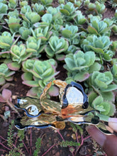 Load image into Gallery viewer, Hammered Gold Flower Earrings