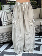 Load image into Gallery viewer, Contrast Cargo Drawstring Pant