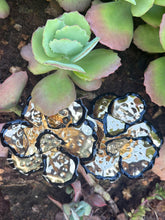 Load image into Gallery viewer, Hammered Gold Flower Earrings